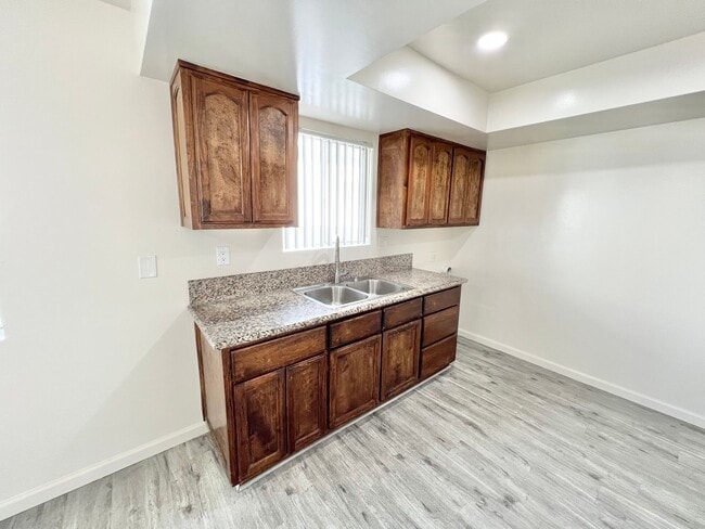 Foto del edificio - Spacious 3BD/2BA Upper-Level Apartment with Private Patio & 2 Parking Spaces
