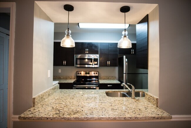 Building Photo - Beautifull Top-Floor 2B/2B Condo in Sought...