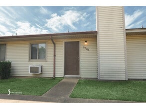 Building Photo - 3725 Lakewood Dr