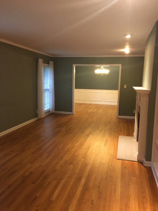Building Photo - 2037 Desmond Dr