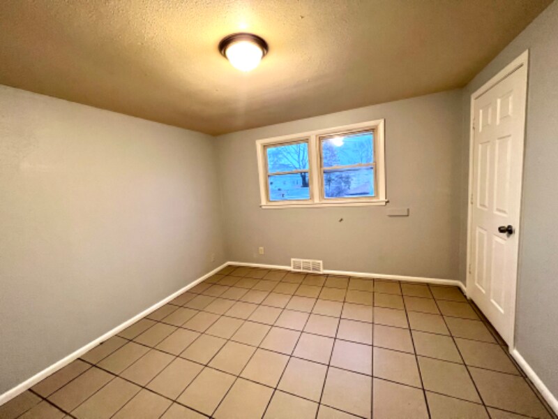 Building Photo - 7024 W Silver Spring Dr