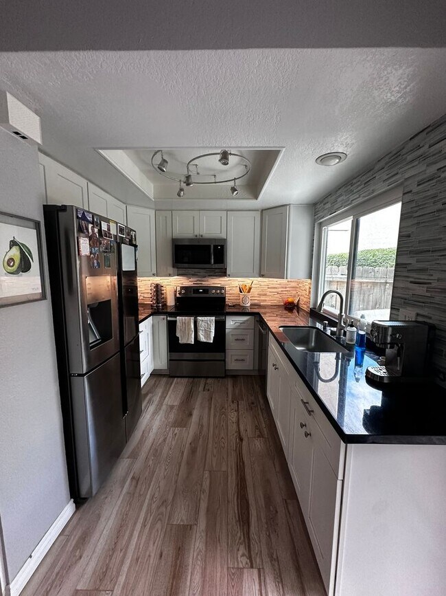 Foto del edificio - Beautiful, Charming 2-story townhome 2 bed...