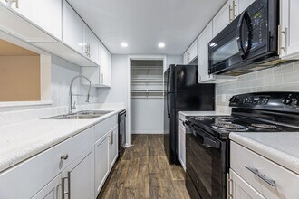 Building Photo - 11120 Fallbrook Dr