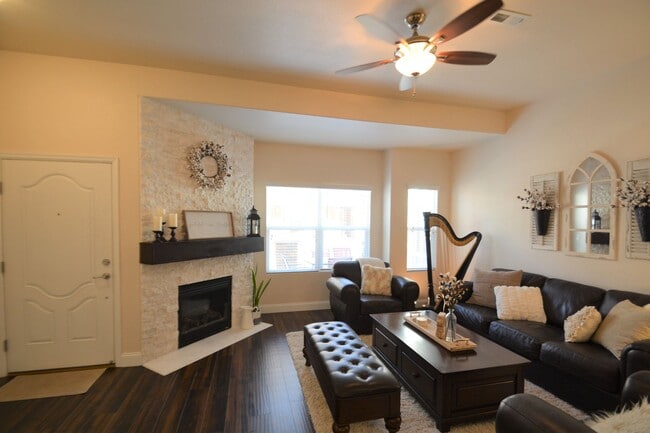 Foto del edificio - Beatiful townhome available NOW! Rental rate $2,000