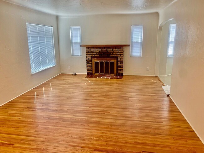 Building Photo - 2 br, 1 bath House - 2933 E Simpson Ave