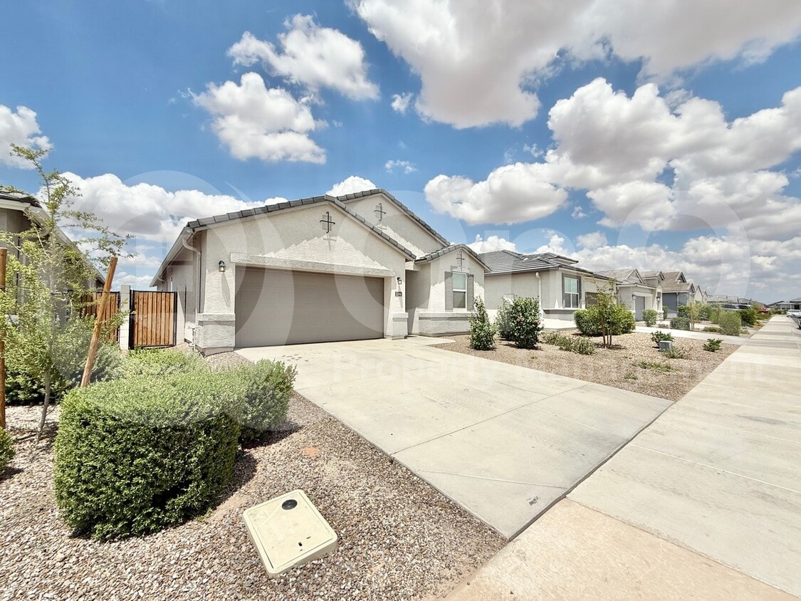 Primary Photo - 3246 W Sable Ave