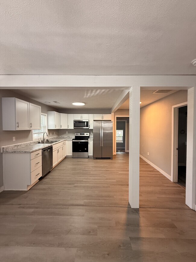 Building Photo - 9 E Delta St