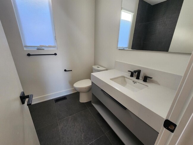 Building Photo - Spacious 3-bedroom, 3-bathroom unit available