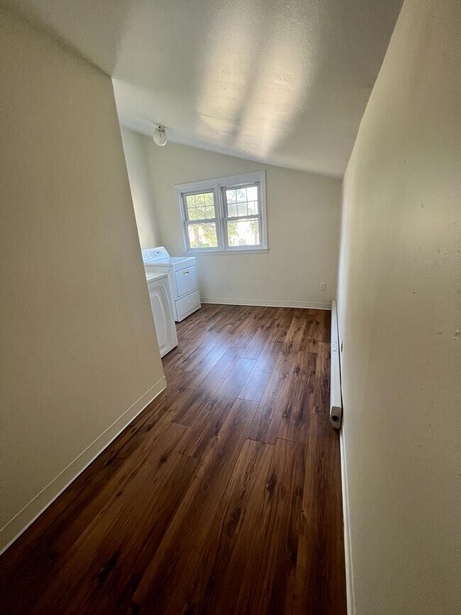 Bonus Room & Laundry - 1185 E Putnam Ave