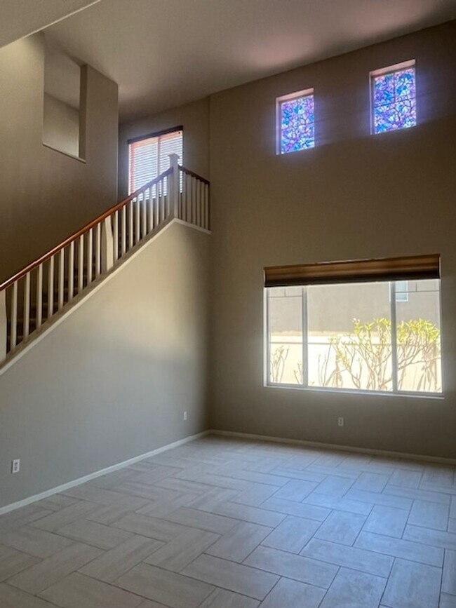 Foto del edificio - Beautifully Updated 5-Bedroom Home with City Views in Prime Corona Location