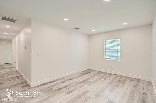 Building Photo - 3 br, 2 bath House - 6395 29Th Street N UNIT