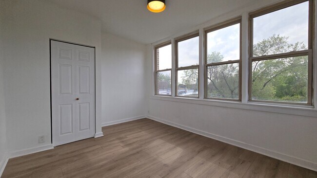 Building Photo - 6018 S St Lawrence Ave