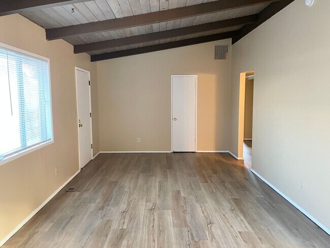 Building Photo - Charming Ranch in an easy access location!