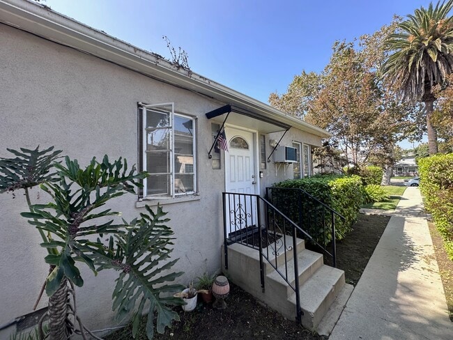 Building Photo - 1810 W Alameda Ave