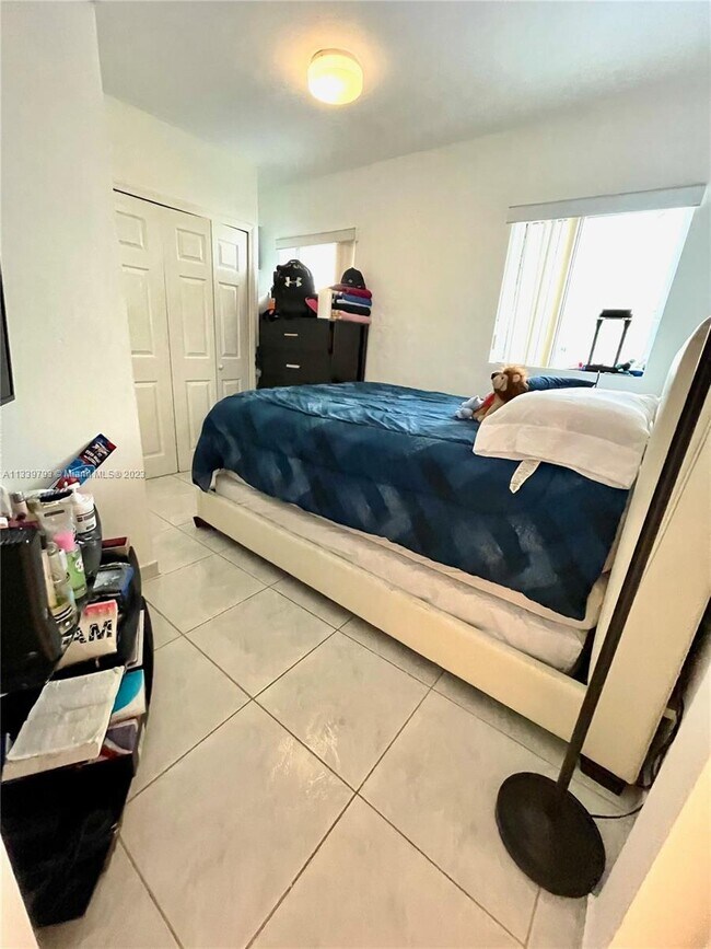 Foto del edificio - 8420 Byron Ave