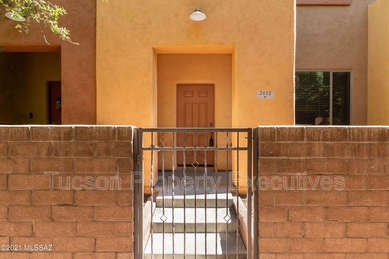 Foto principal - 2442 E Emerald Moon Dr