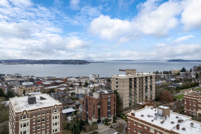 Exterior - 105 W Highlind Dr