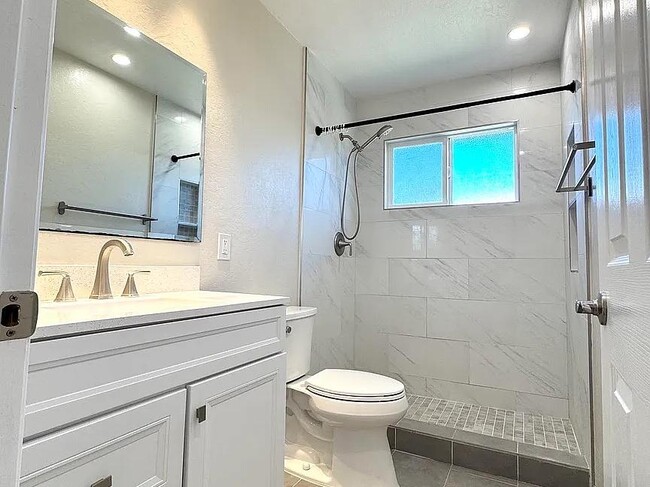 Building Photo - 908 Live Oak Dr