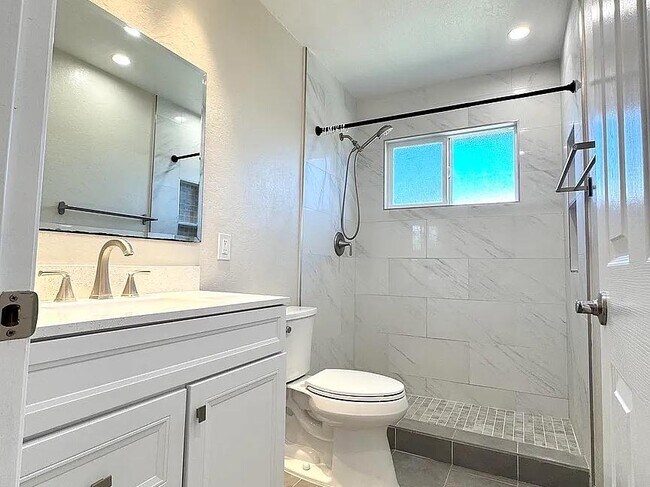 Foto del edificio - 908 Live Oak Dr