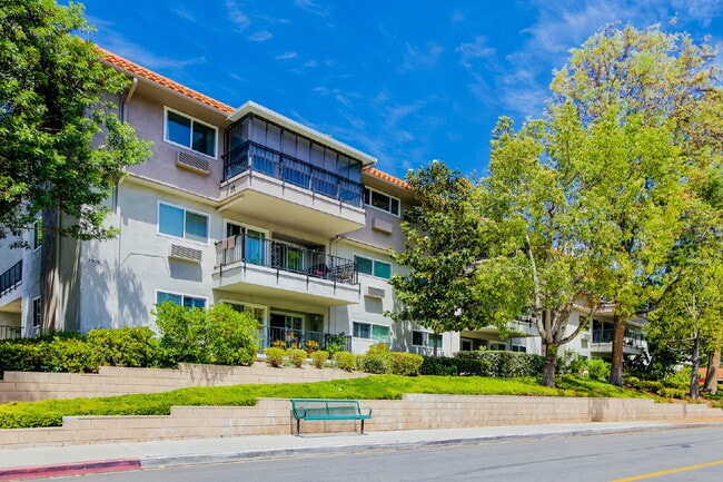 Building Photo - Spacious 3BD/3BA Condo with Enclosed Patio and Resort-style Amenities