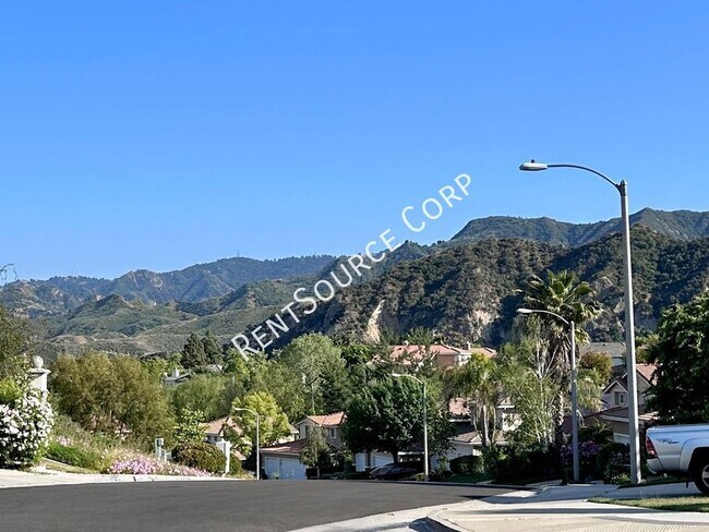 Building Photo - 3 Bedroom + office House for Lease w/ SOLA...