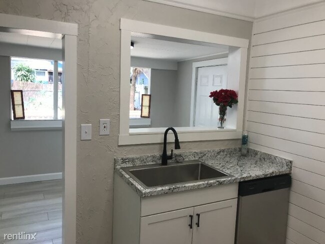 Building Photo - 2 br, 2 bath Townhome - 515 E Amelia St