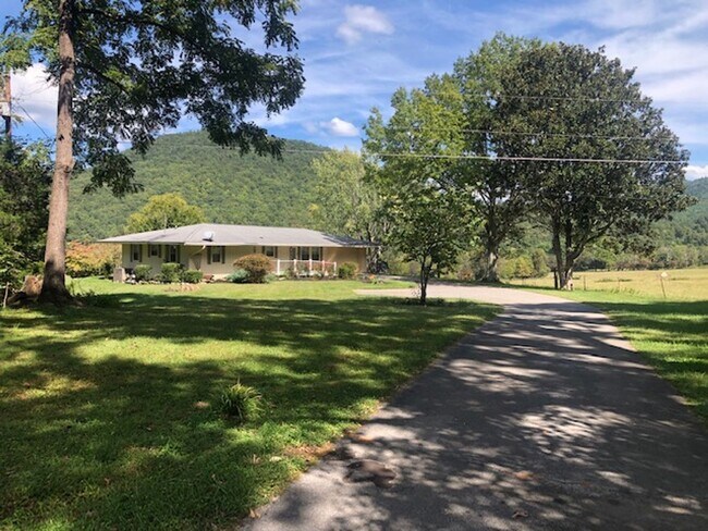 Foto del edificio - 1111 Schoolhouse Gap Rd