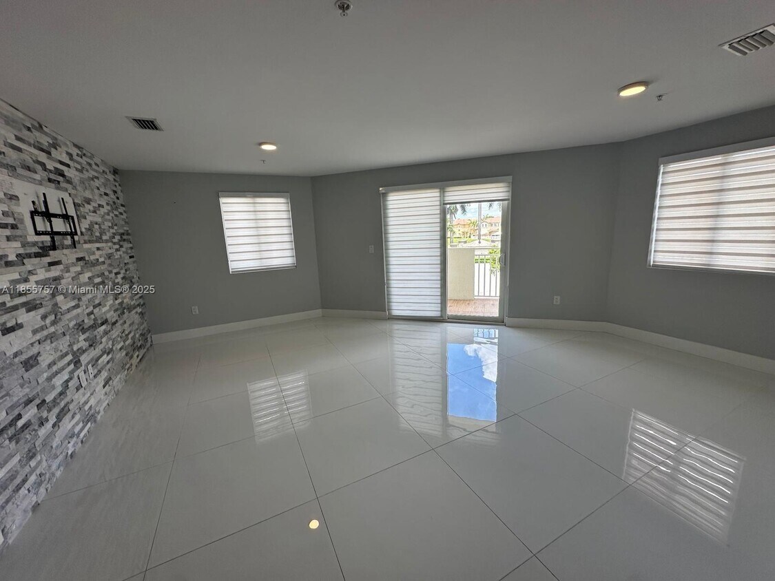 Foto principal - 10950 NW 82nd St