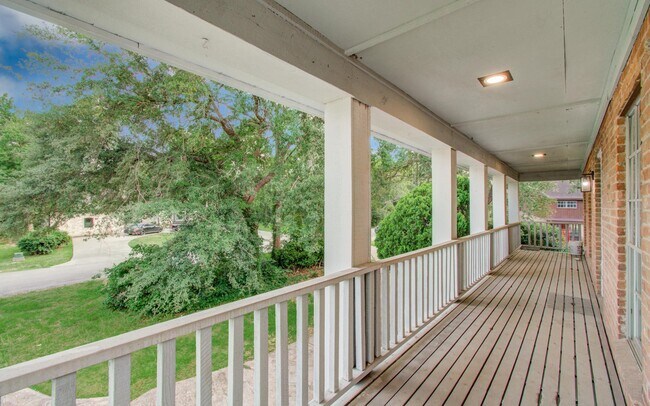 Foto del edificio - 534 Robert E Lee Dr