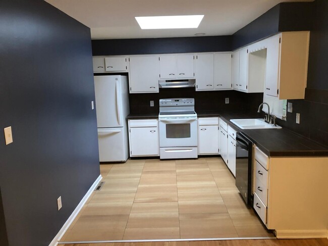Building Photo - 1121 Gainesway Dr