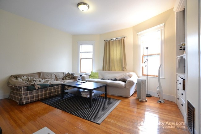 Building Photo - 47 Easton St