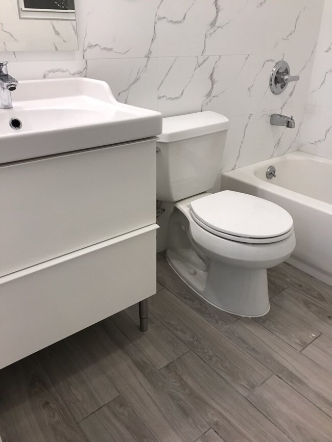 Foto del edificio - 45-30-45-48 48th St