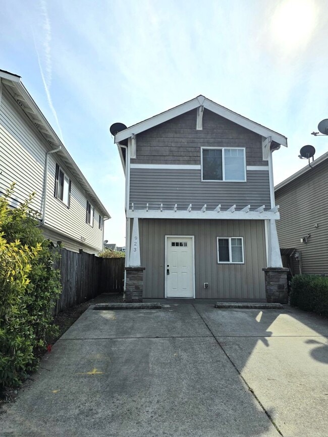 Building Photo - 923 4th Ave N