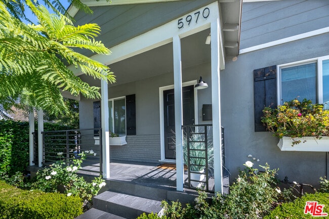 Foto del edificio - 5970 Balcom Ave