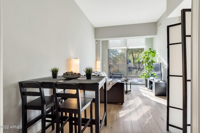 Foto del edificio - 2211 E Camelback Rd