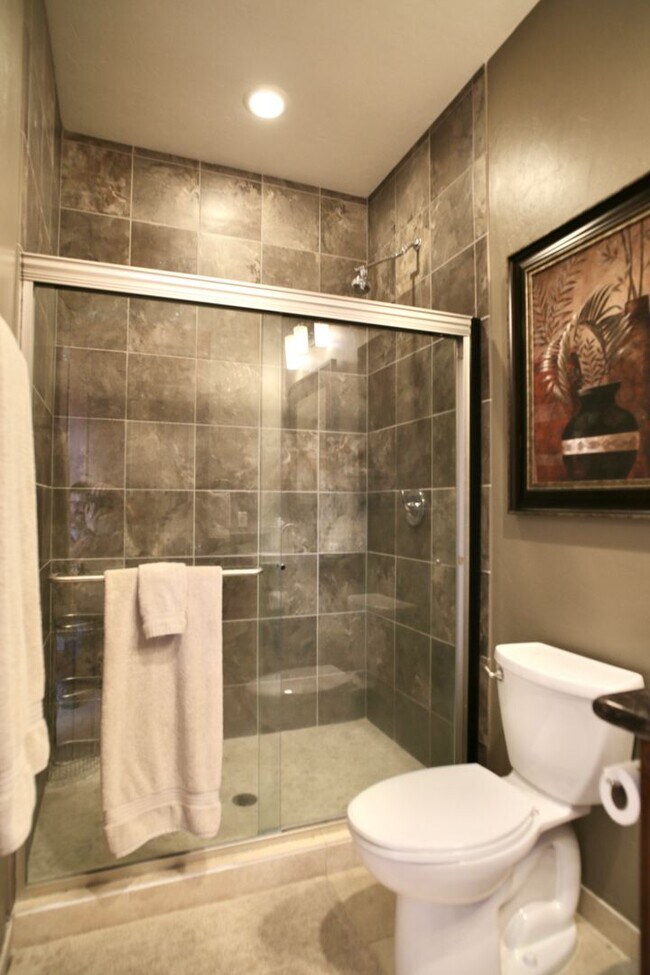 Foto del edificio - Mountain and City Views from this Furnished Rental!
