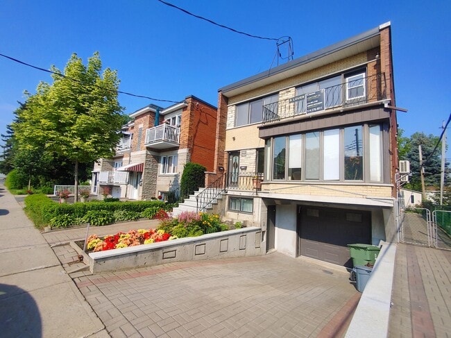 Front - 5327 Rue Palmerston