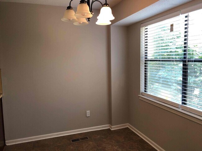 Building Photo - 708 Sage Cir