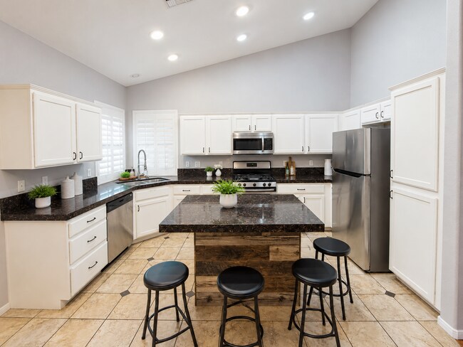Foto del edificio - Beautiful 4BR Home in Gated Community with 3-Car Garage