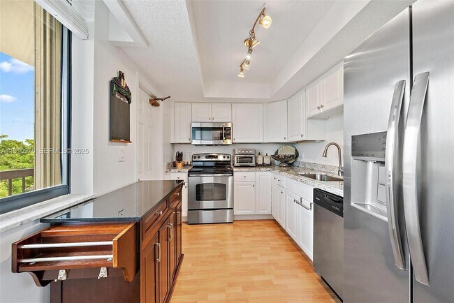 Building Photo - 1605 S US Hwy 1