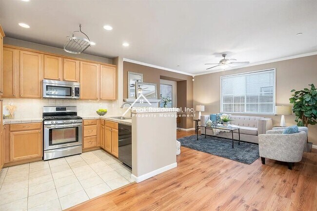 Foto del edificio - Beautiful Elk Grove 3bd/2.5ba Home with 2 Car Garage