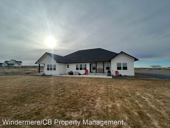Building Photo - 3 br, 2.5 bath House - 2410 Rd 10.8 NW