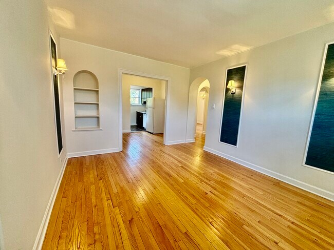 Building Photo - 1626 W Lunt Ave