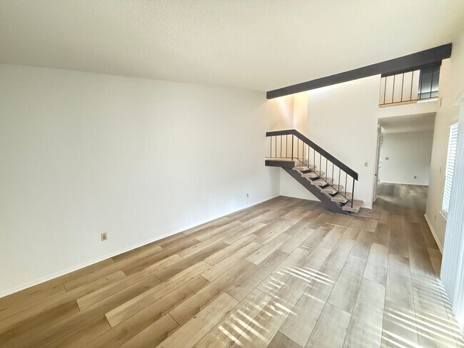 Building Photo - Beautiful 3-Bedroom Condo in Chatsworth!
