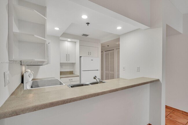 Building Photo - 540 Brickell Key Dr