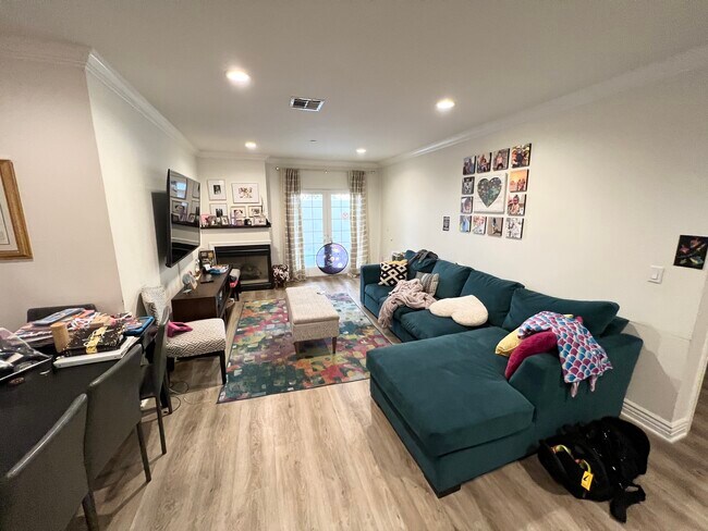 Building Photo - 1135 Rexford Dr