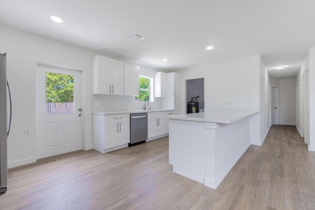 Foto del edificio - 641 SW 50th Terrace