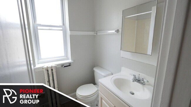 Building Photo - 2827 N Burling St