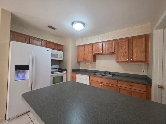 Foto del edificio - 3 bedroom 2 Bath Single Family Home