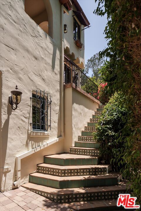Building Photo - 2030 Laurel Canyon Blvd